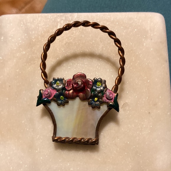 Vintage basket of flowers brooche - Picture 3 of 9